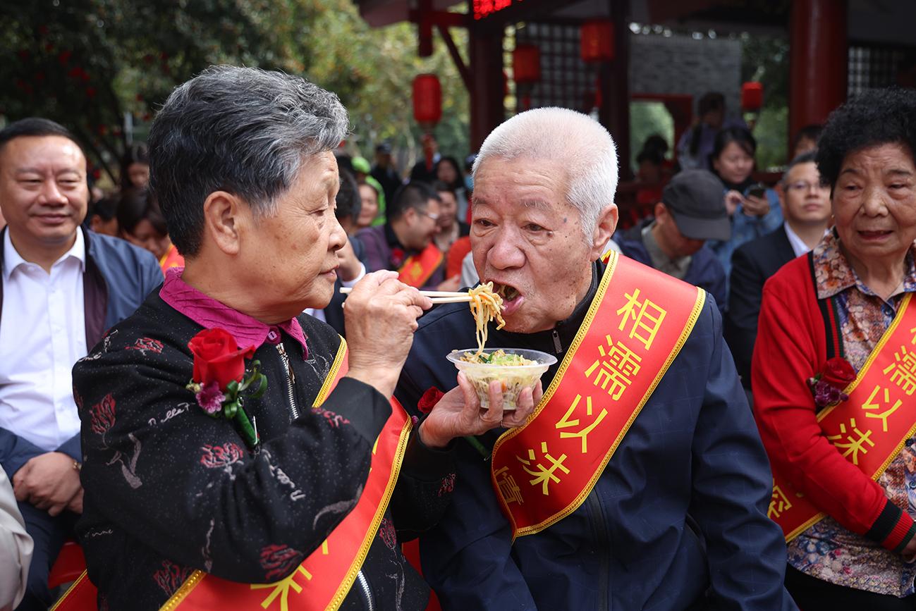 白鹿新美照亮相《奔跑吧》，活力四溢传递阳光正能量